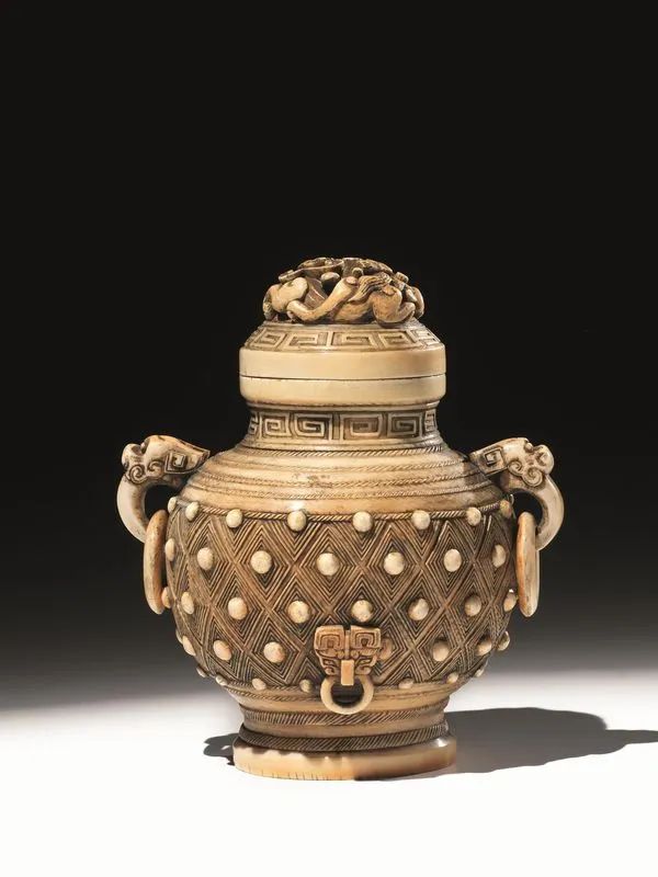 Vaso, Cina sec. XIX, in avorio scolpito, anse con anelli, il corpo bugnato,  - Asta Arte Orientale - Pandolfini Casa d'Aste
