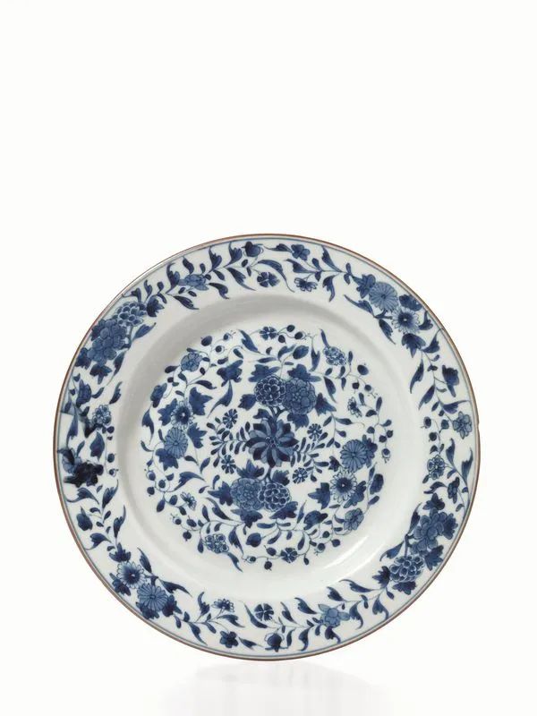  Piatto Cina dinastia Qing, sec. XVIII , in porcellana bianca e blu, finemente decorata a motivi floreali, diam. cm 32,4  - Asta Arte Orientale - Pandolfini Casa d'Aste