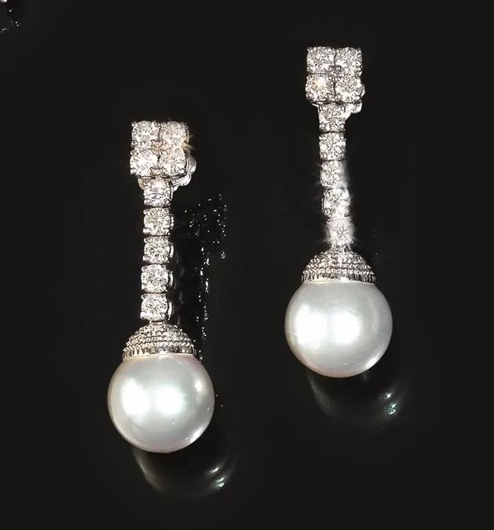 Paio di orecchini pendenti in oro bianco e diamanti  - Auction Silver, jewels, watches and coins - Pandolfini Casa d'Aste