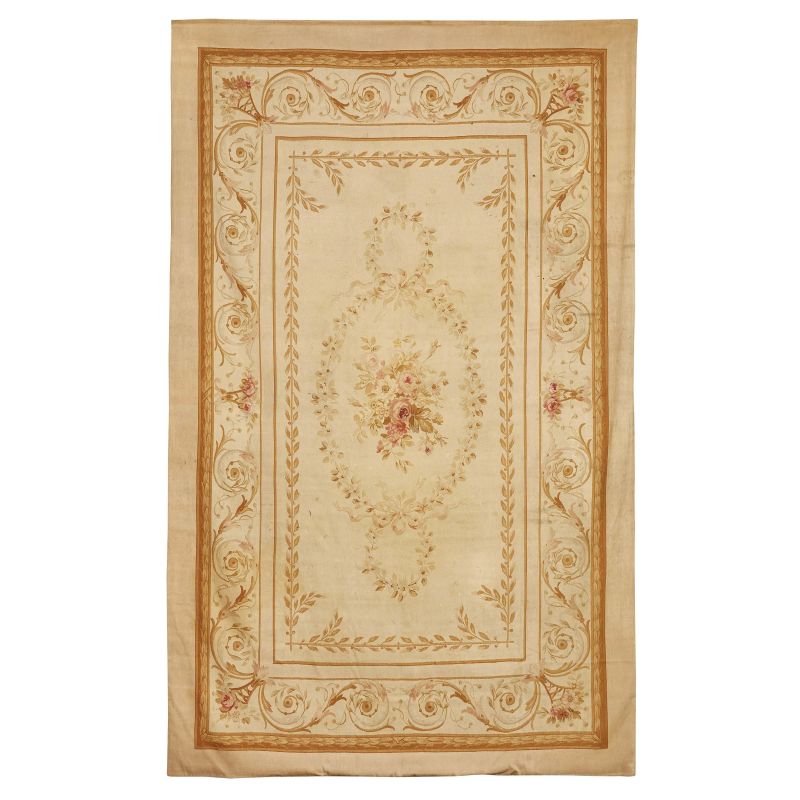 TAPPETO AUBUSSON, FRANCIA, FINE SECOLO XIX  - Asta INTERNATIONAL FINE ART E UNA IMPORTANTE COLLEZIONE DI PENDOLE “AU BON SAUVAGE” - Pandolfini Casa d'Aste