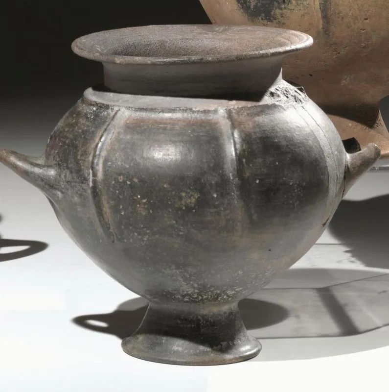 Olla costolata biansata  - Asta Reperti Archeologici - Pandolfini Casa d'Aste