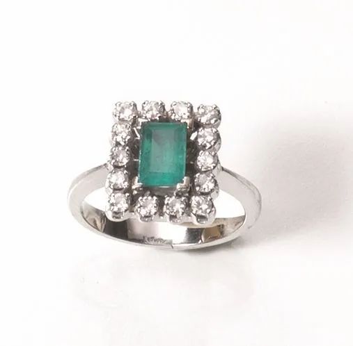 Anello in oro bianco, smeraldo e diamanti  - Auction Important Jewels and Watches - I - Pandolfini Casa d'Aste
