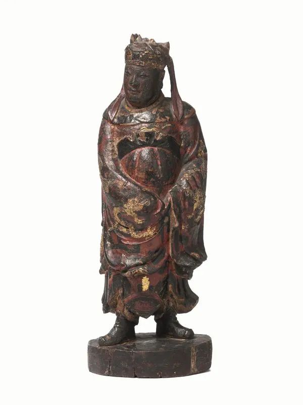 Scultura Cina dinastia Ming (1368-1644), in legno policromo raffigurante un dignitario, la veste parzialmente dorata a motivo di draghi, alt. cm 34,5, difetti e mancanze  - Auction Asian Art - Pandolfini Casa d'Aste