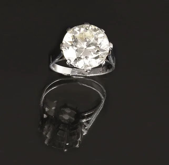 Diamante taglio brillante di ct 10,56, colore M, purezza VS2, corredato di certificato gemmologico Cisgem n. 83682, datato il 16/04/2014  - Auction Important Jewels and Watches - I - Pandolfini Casa d'Aste