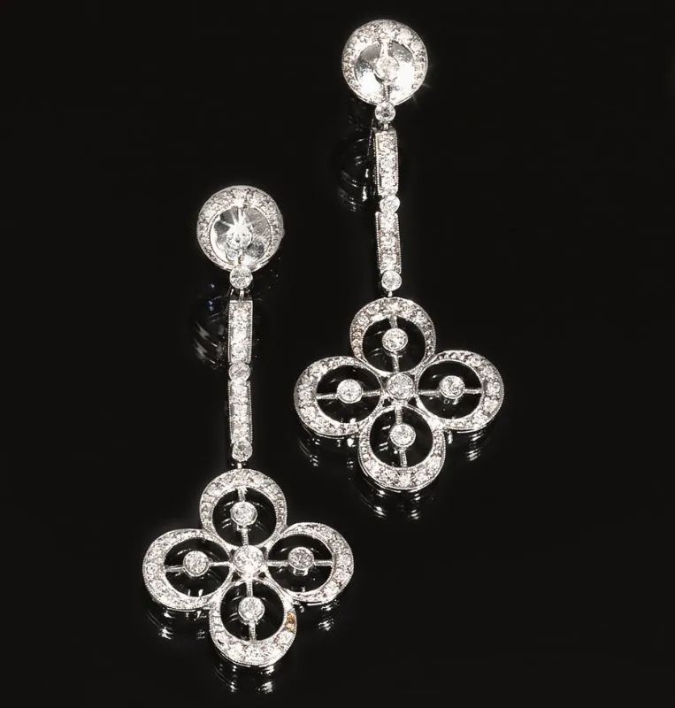 Paio di orecchini pendenti in oro bianco e diamanti  - Auction Important Jewels and Watches - I - Pandolfini Casa d'Aste