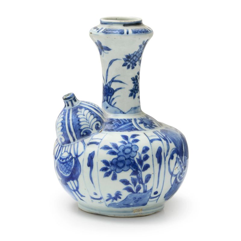 



A BLUE AND WHITE PORCELAIN KENDI, CHINA, MING DYNASTY, 17TH CENTURY  - Asta Arte Orientale | 东方艺术 - Pandolfini Casa d'Aste