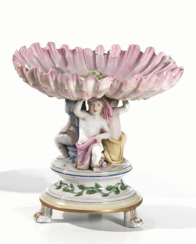 Alzata, Francia, sec. XIX, in porcellana policroma, base circolare su tre&nbsp;  - Asta Mobili, Arredi e Oggetti d'Arte - Pandolfini Casa d'Aste