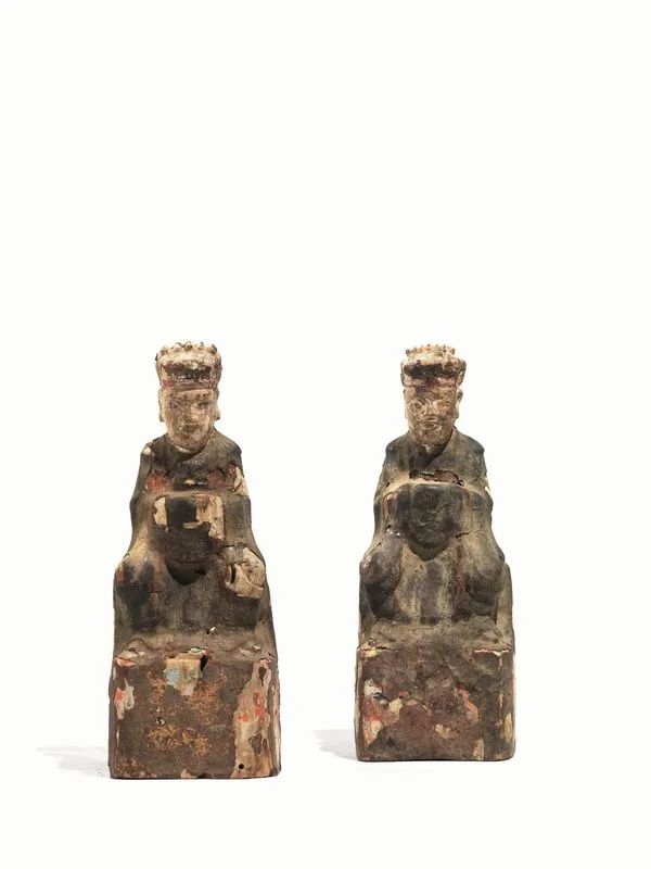  Coppia di figure, Cina sec., XVII , in legno policromo, raffiguranti dignitari, alt. cm 15  - Asta Arte Orientale - Pandolfini Casa d'Aste