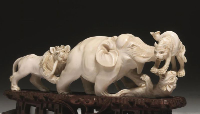 Gruppo scultoreo, Giappone sec. XIX, in avorio scolpito, raffigurante lotta tra un elefante e tre leoni, cm 21.5  - Asta Arte Orientale - Pandolfini Casa d'Aste