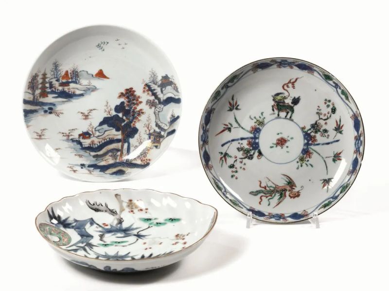  Piatto Cina dinastia Qing sec. XVIII,  in porcellana Imari decorato con paesaggio lacustre, diam cm 22   - Auction Oriental Art - Pandolfini Casa d'Aste