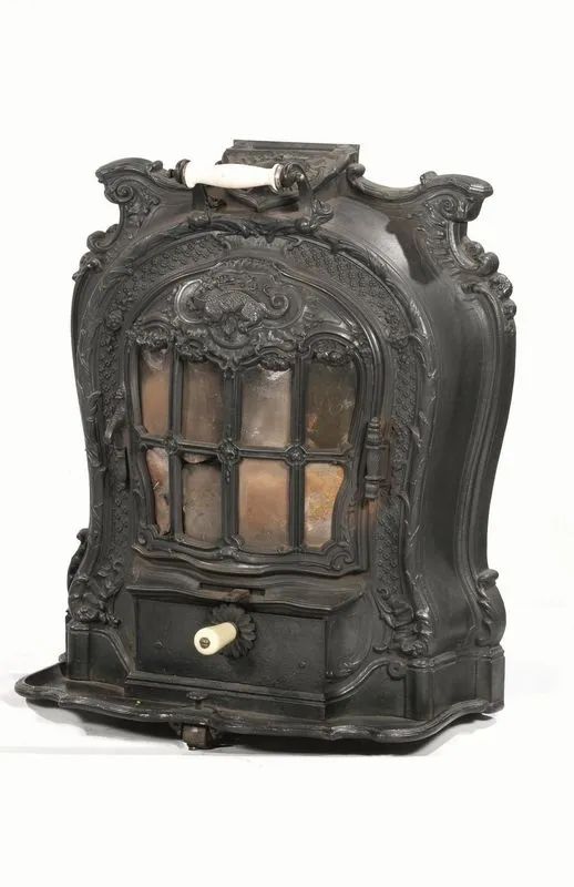 Caminetto a carbone, Francia, sec. XIX, marca La Salamandre, in ghisa,&nbsp;&nbsp;&nbsp;&nbsp;  - Auction European Furniture - Pandolfini Casa d'Aste