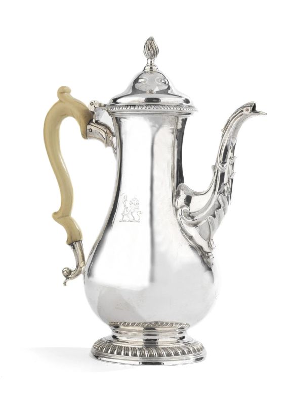 A SILVER COFFEE POT, LONDON, 1765, MARK OF DAVID WHYTE &amp; WILLIAM HOLMES  - Auction ITALIAN AND EUROPEAN SILVER - Pandolfini Casa d'Aste