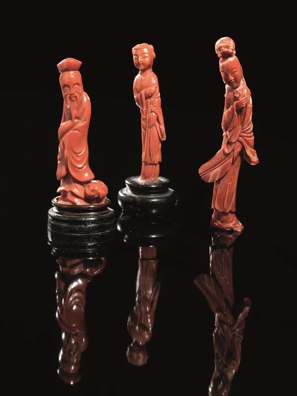  Tre sculture, Cina sec. XX , in corallo rosso, raffi guranti una un saggio, e le altre due delle Guanyin, alt. cm 13; cm 9,6; cm  - Auction Oriental Art - Pandolfini Casa d'Aste
