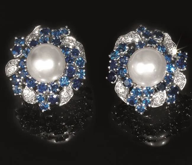 Paio di orecchini in oro bianco, perle, zaffiri e diamanti  - Auction Important Jewels and Watches - I - Pandolfini Casa d'Aste